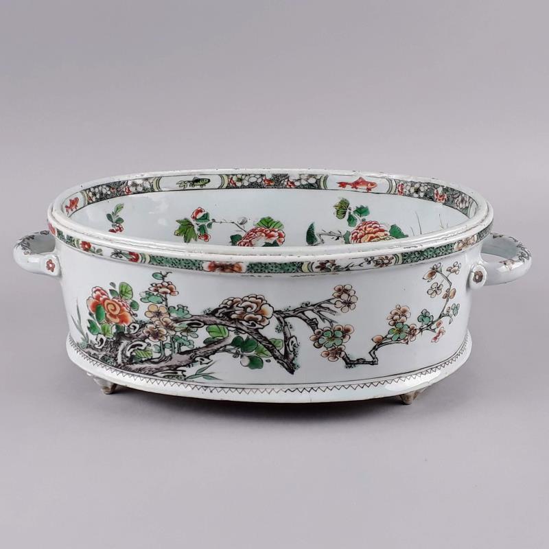 Een Famille Verte porseleinen jardinière gezet op drie voetjes met twee handvatten. China, Kangxi (circa 1700).