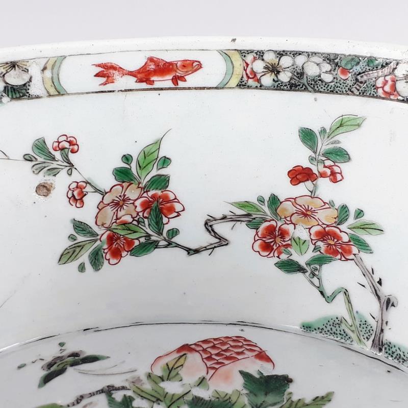 Een Famille Verte porseleinen jardinière gezet op drie voetjes met twee handvatten. China, Kangxi (circa 1700).