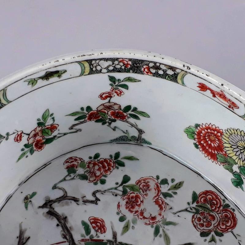 Een Famille Verte porseleinen jardinière gezet op drie voetjes met twee handvatten. China, Kangxi (circa 1700).