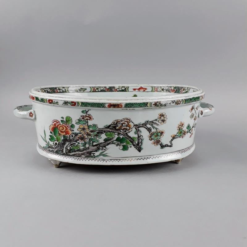 Een Famille Verte porseleinen jardinière gezet op drie voetjes met twee handvatten. China, Kangxi (circa 1700).