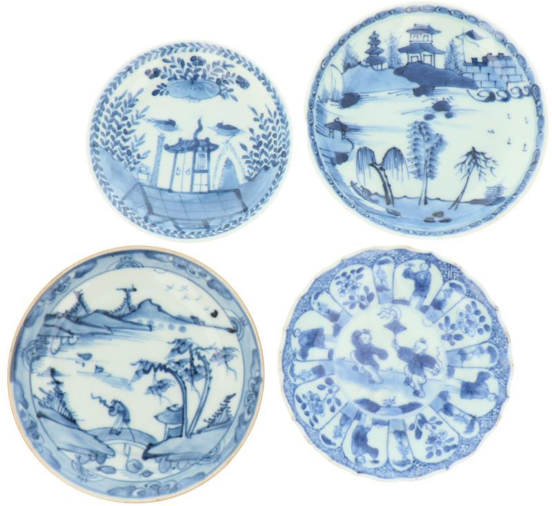 Een lot van (4) porseleinen bordjes met floraal decor. China, Kangxi & Qianglong.