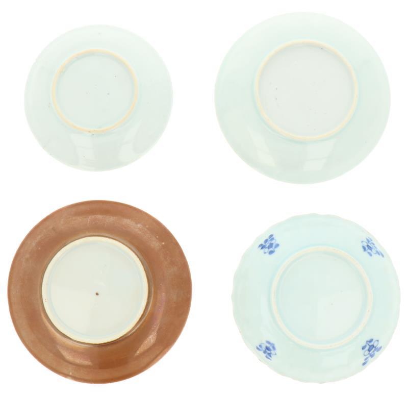 Een lot van (4) porseleinen bordjes met floraal decor. China, Kangxi & Qianglong.