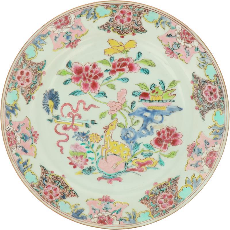 Een porseleinen bord met Famille Rose decor. China, Yongzheng/Qianglong.