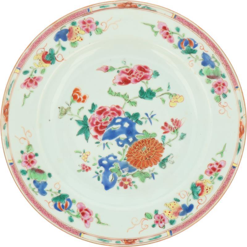 Een porseleinen bord met Famille Rose decor. China, Qianglong.