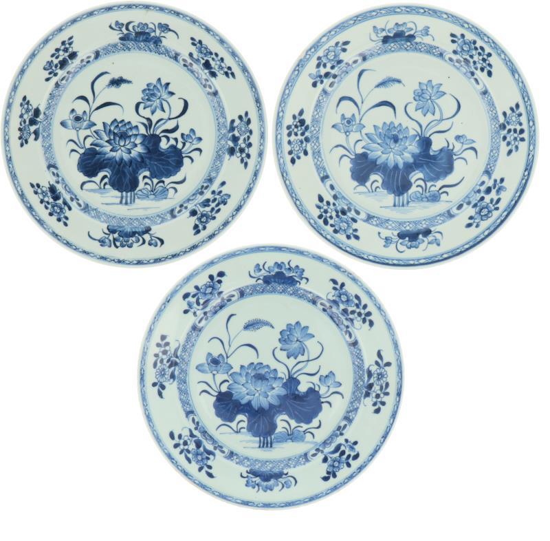 Een set van (3) porseleinen borden met floraal decor. China, Qianglong.