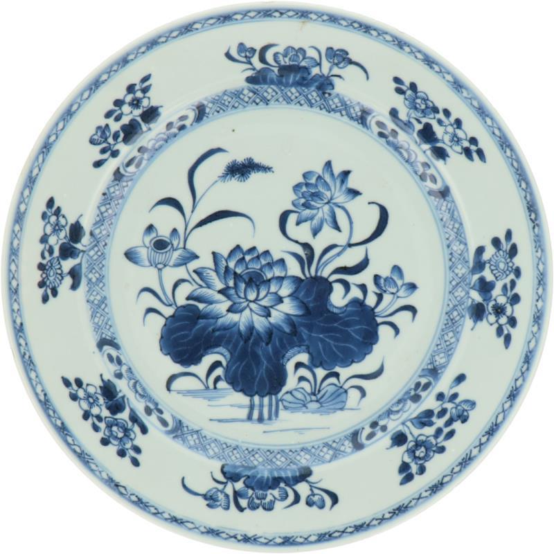 Een set van (3) porseleinen borden met floraal decor. China, Qianglong.