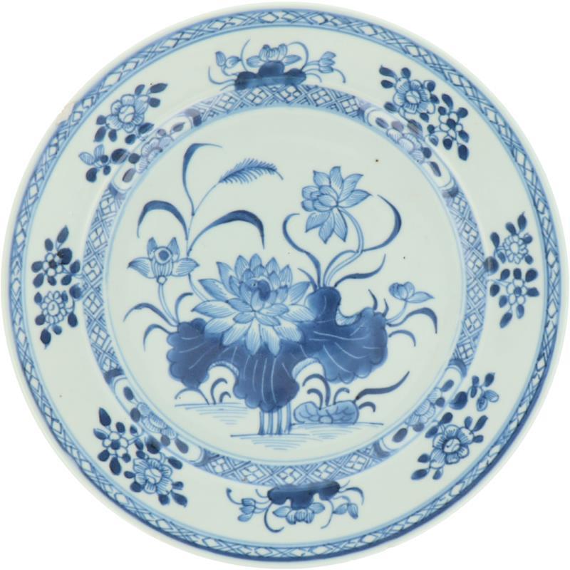 Een set van (3) porseleinen borden met floraal decor. China, Qianglong.