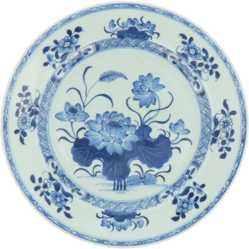 Een set van (3) porseleinen borden met floraal decor. China, Qianglong.