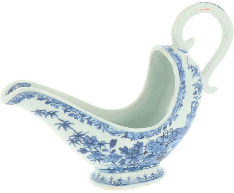 Een porseleinen sauskom met bloemendecor. China, Qianglong.