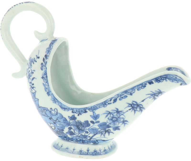 Een porseleinen sauskom met bloemendecor. China, Qianglong.