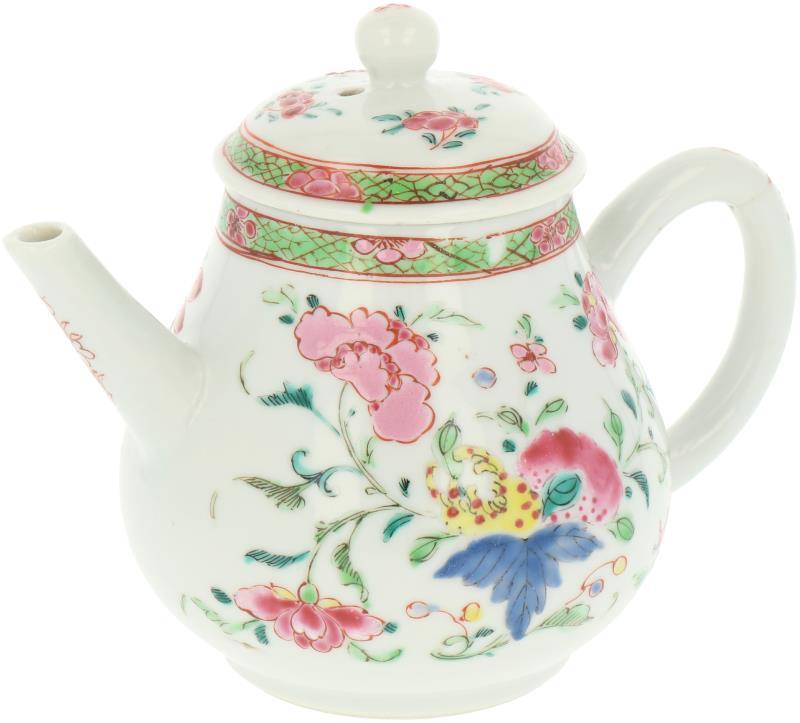 Een porseleinen theepot met Famille Rose decor. China, circa 1800.