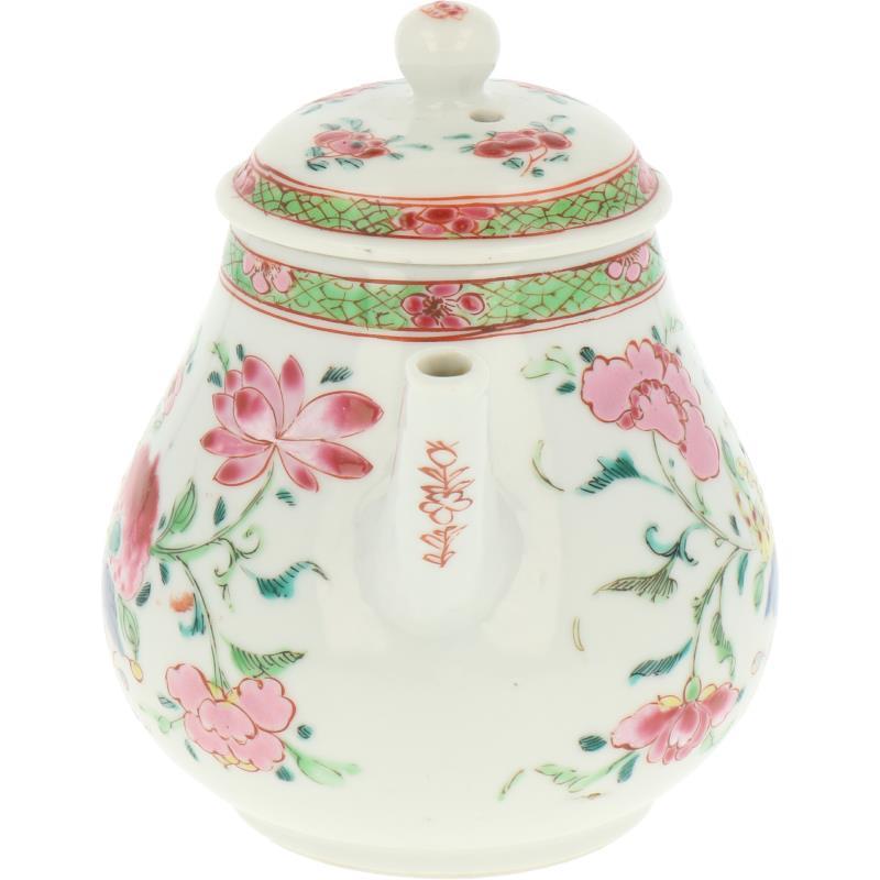 Een porseleinen theepot met Famille Rose decor. China, circa 1800.