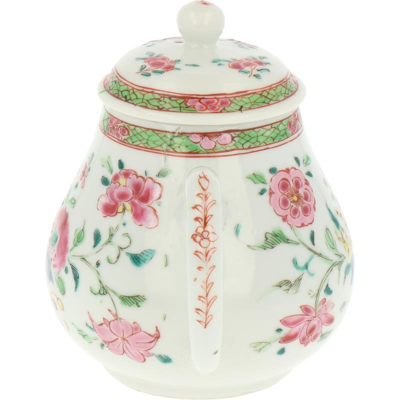 Een porseleinen theepot met Famille Rose decor. China, circa 1800.