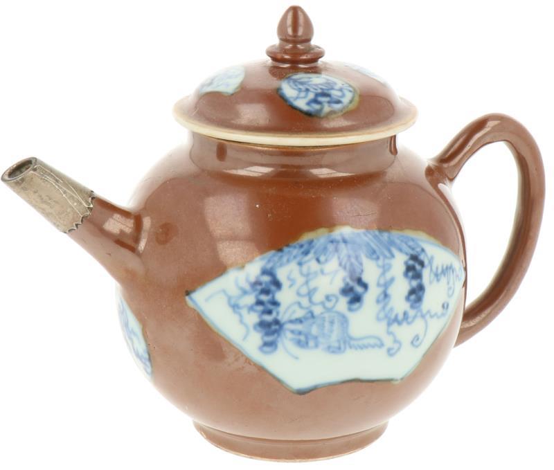 Een porseleinen theepot met Capucijner decor. China, 18e eeuw.