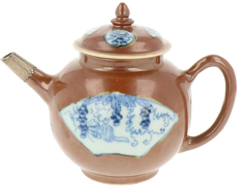 Een porseleinen theepot met Capucijner decor. China, 18e eeuw.