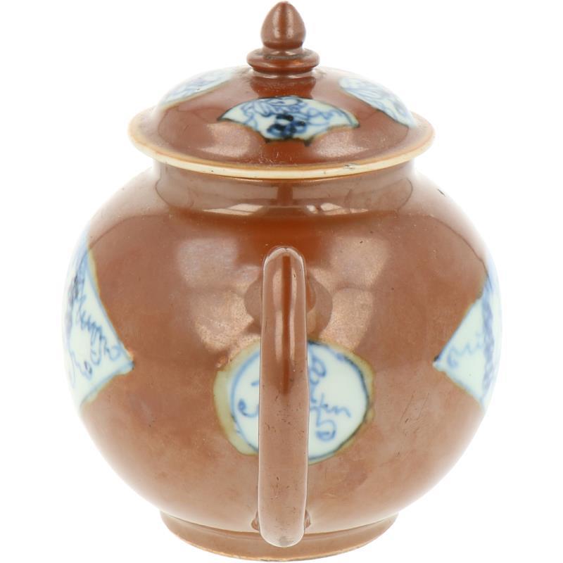 Een porseleinen theepot met Capucijner decor. China, 18e eeuw.