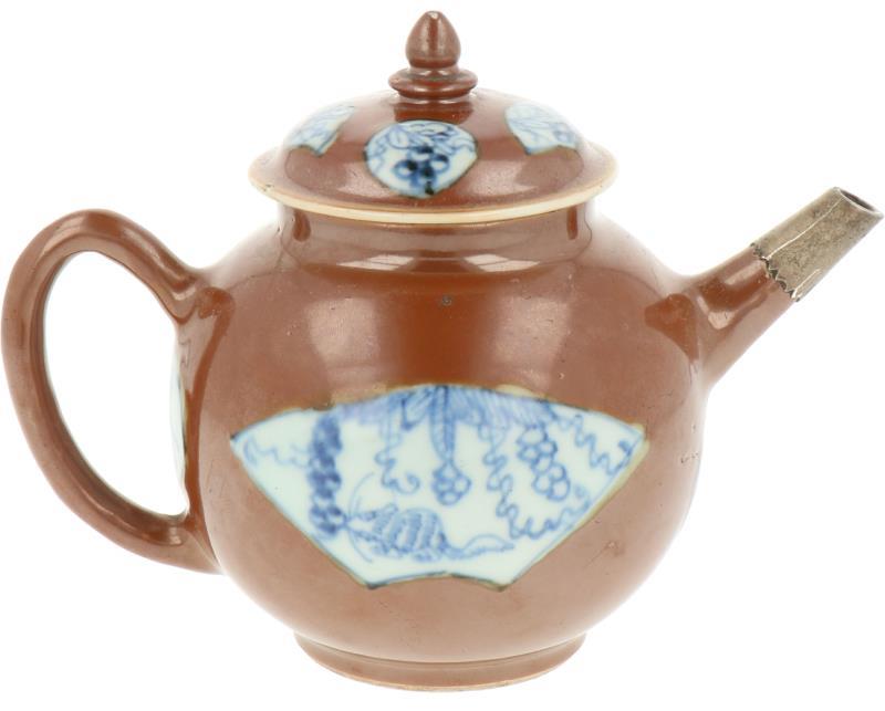 Een porseleinen theepot met Capucijner decor. China, 18e eeuw.