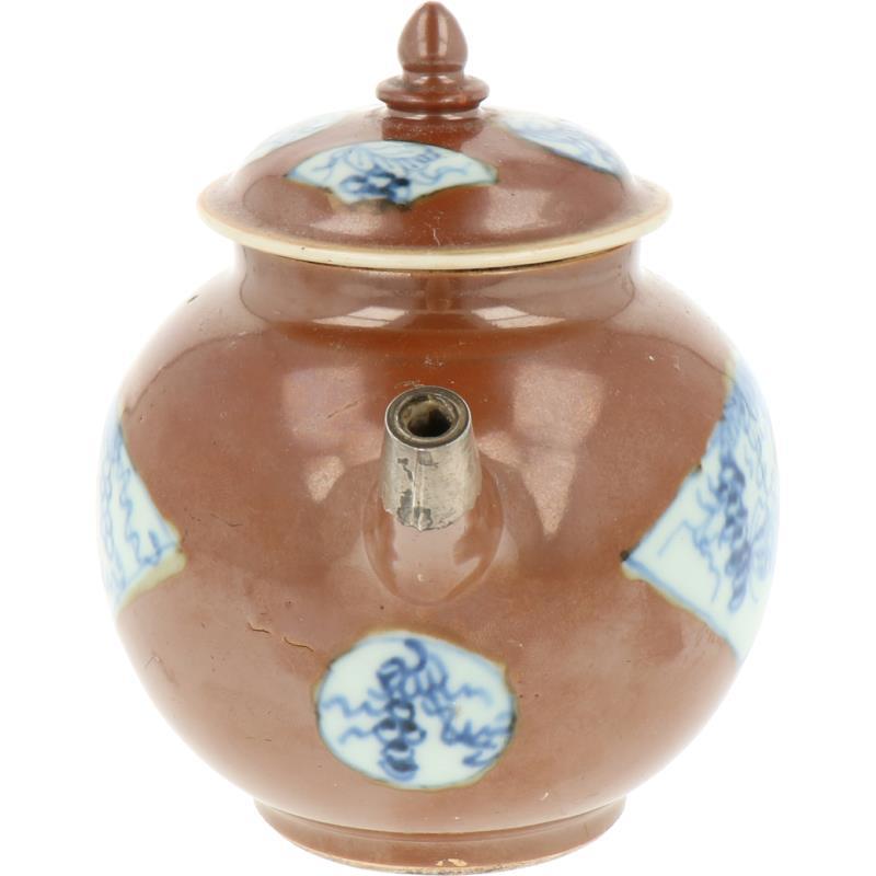 Een porseleinen theepot met Capucijner decor. China, 18e eeuw.