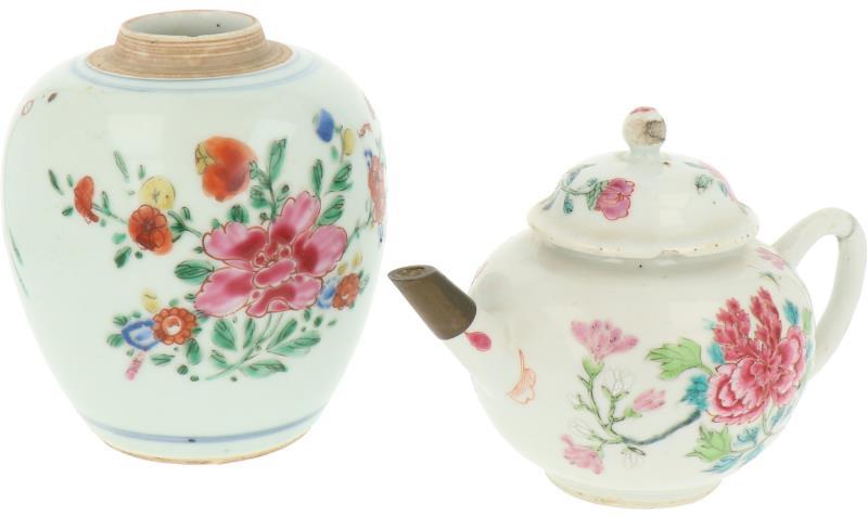 Een lot bestaande uit een theepot en een gemberpot met Famille Rose decor. China, 18e eeuw. 