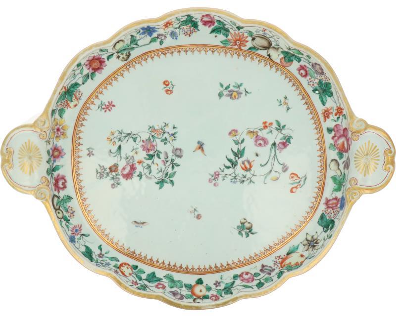 Een porseleinen dienblad met Famille Rose decor. China, 18e eeuw.