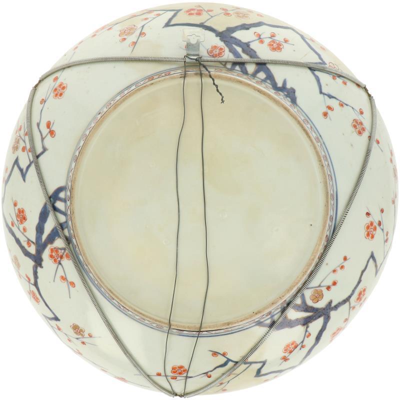 Een porseleinen schotel met Imari decor. Japan, 18e eeuw.