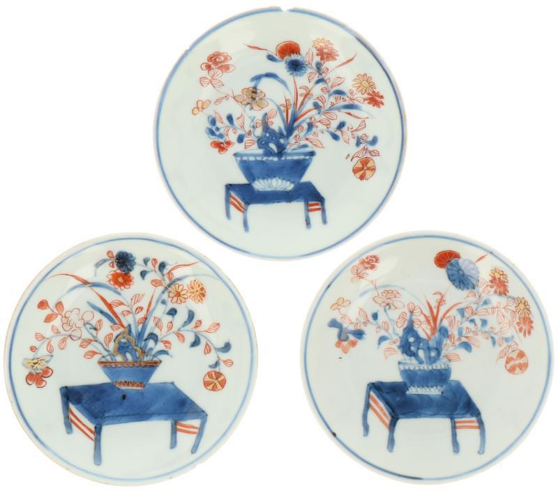 Een set van (3) porseleinen bordjes met Imari decor. China, 18e eeuw.