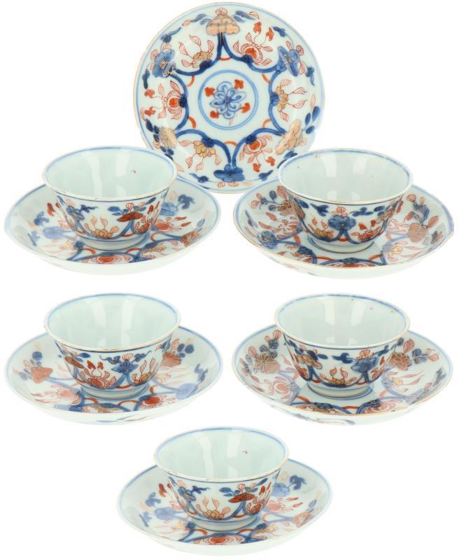 Een set van (5+6) kop en schotels met Imari decor. China, 18e eeuw.