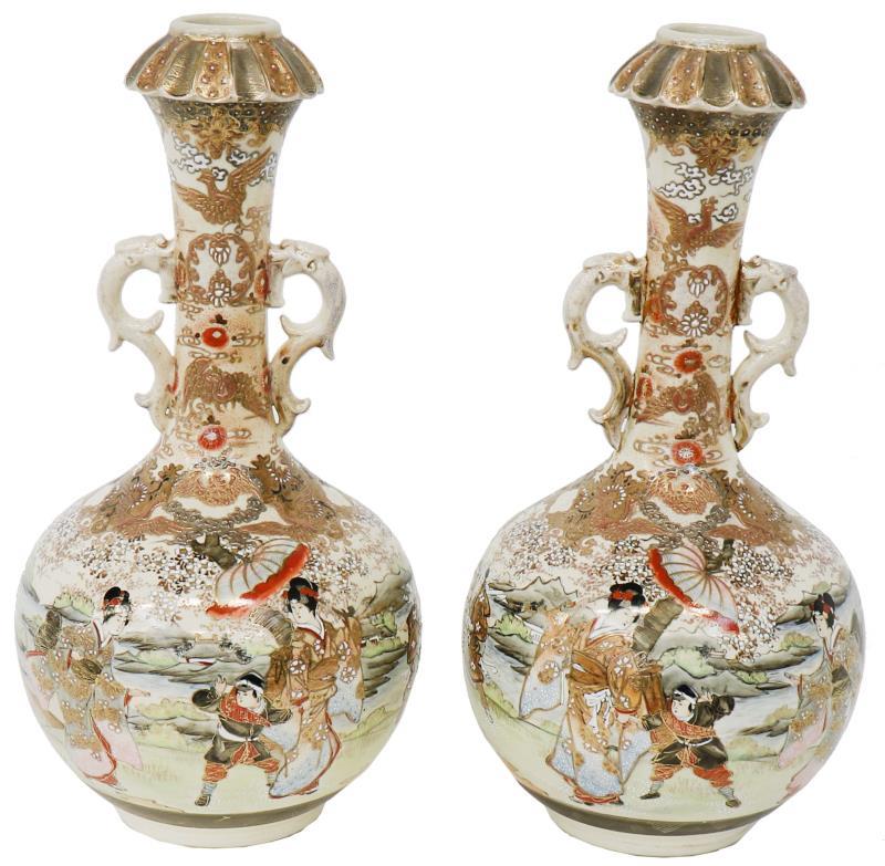 Een set van (2) Satsuma vazen met decor van Japanse figuren. Japan, circa 1900.