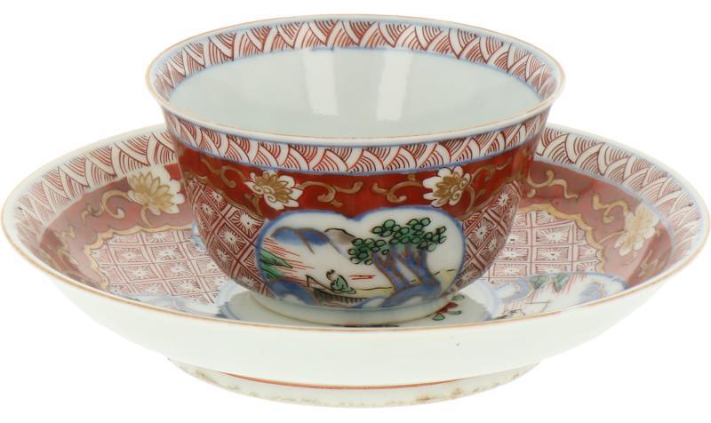 Een lot van (6+9) kop en schotels met Imari decor. Japan, 19e eeuw.