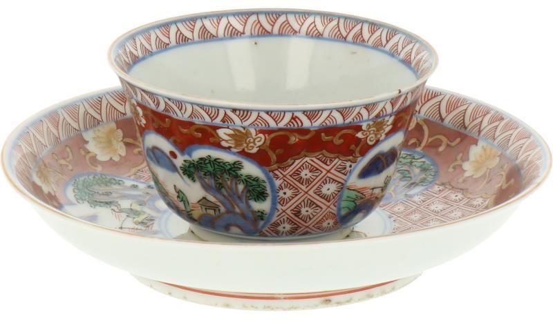 Een lot van (6+9) kop en schotels met Imari decor. Japan, 19e eeuw.