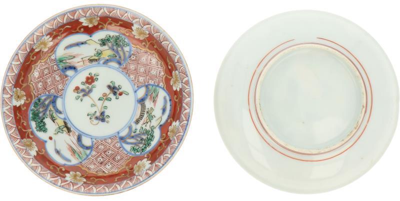 Een lot van (6+9) kop en schotels met Imari decor. Japan, 19e eeuw.