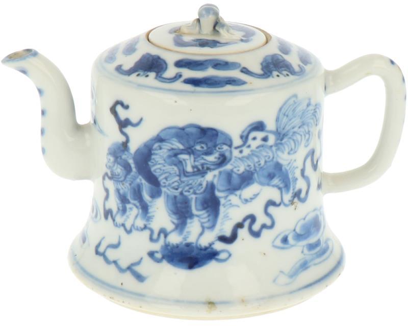 Een porseleinen theepot met decor van Foo-dogs, gemerkt Kangxi. China, 19e eeuw. 