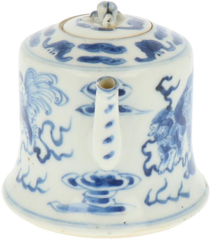 Een porseleinen theepot met decor van Foo-dogs, gemerkt Kangxi. China, 19e eeuw. 