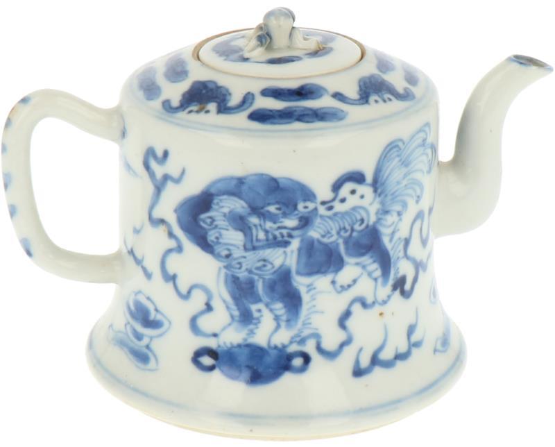 Een porseleinen theepot met decor van Foo-dogs, gemerkt Kangxi. China, 19e eeuw. 