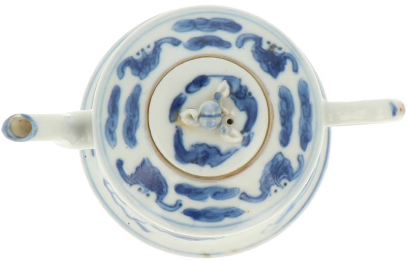 Een porseleinen theepot met decor van Foo-dogs, gemerkt Kangxi. China, 19e eeuw. 