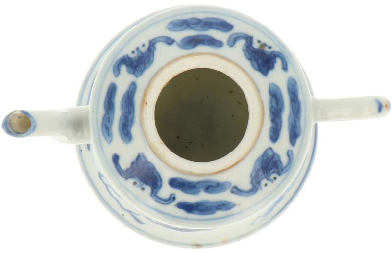 Een porseleinen theepot met decor van Foo-dogs, gemerkt Kangxi. China, 19e eeuw. 