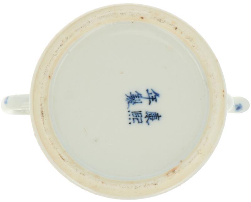 Een porseleinen theepot met decor van Foo-dogs, gemerkt Kangxi. China, 19e eeuw. 