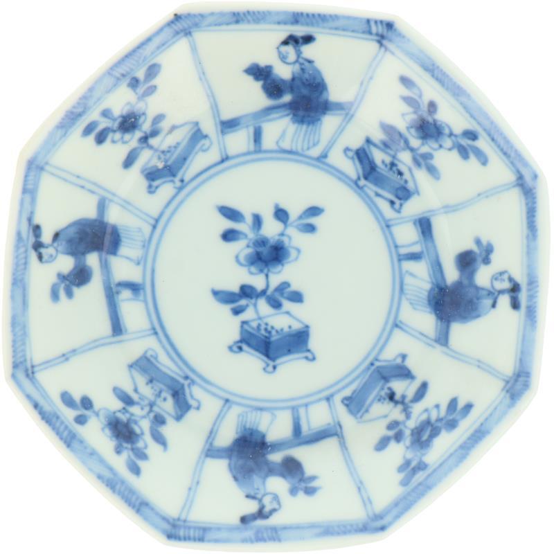 Een set van vijf porseleinen kop en schotels met decor van Lange Lijzen en zotjes in vakverdeling. China, 19e eeuw.