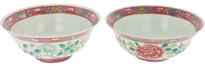 Een set van twee porseleinen kommen met Famille Rose decor van feniksen en pioenrozen, Straits of Peranakan. China, 19e eeuw.