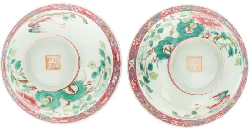 Een set van twee porseleinen kommen met Famille Rose decor van feniksen en pioenrozen, Straits of Peranakan. China, 19e eeuw.