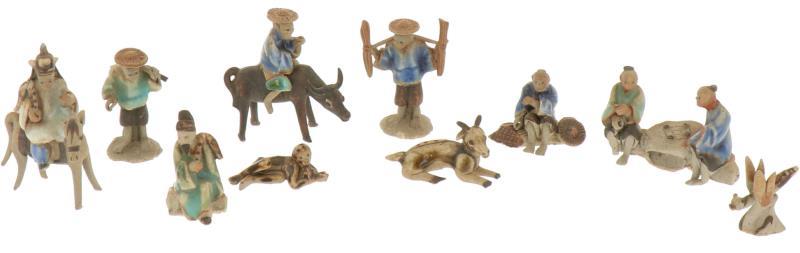Een lot van (11) Shiwan ware mud figuren. China, circa 1900.