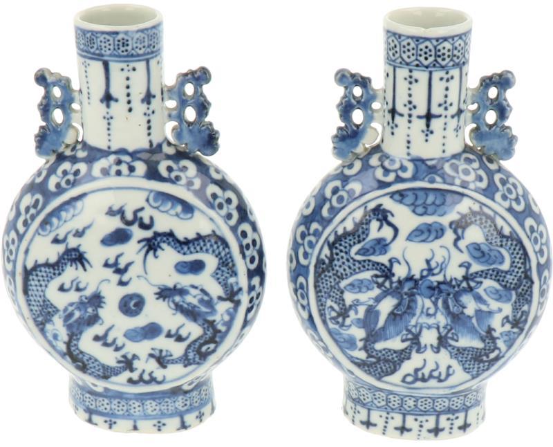 Een set van (2) moonflasks. China, 19e eeuw.