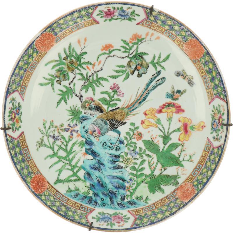 Een porseleinen schotel met floraal decor. China, 19e eeuw. 