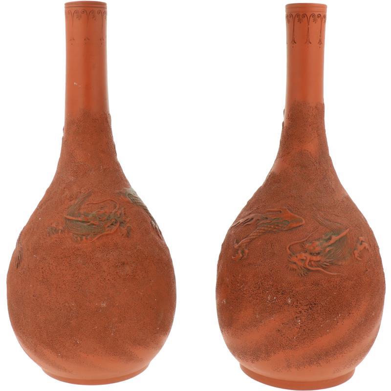 Een set van (2) terracotta vazen met drakendecor. Japan, circa 1900.