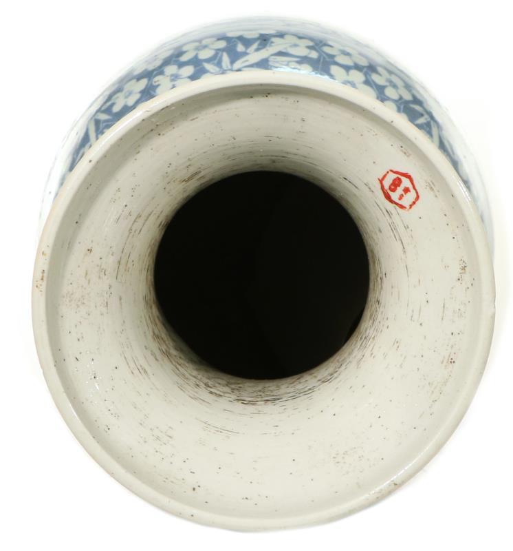 Een porseleinen balustervaas gedecoreerd met Chinese tekens. China, circa 1900.