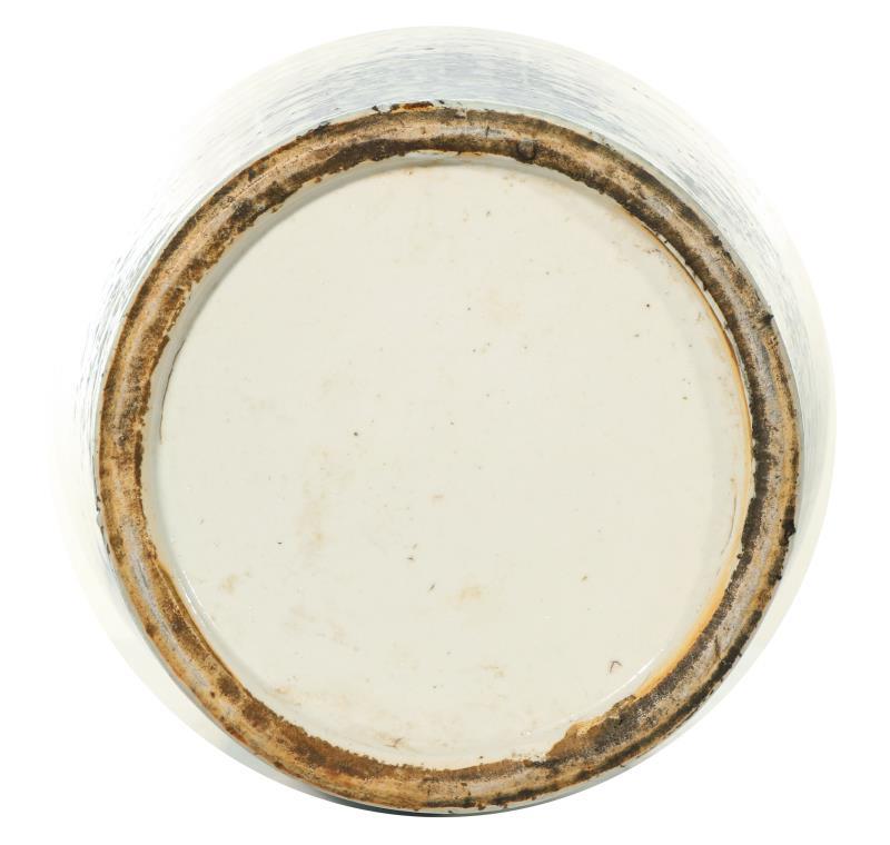 Een porseleinen balustervaas gedecoreerd met Chinese tekens. China, circa 1900.