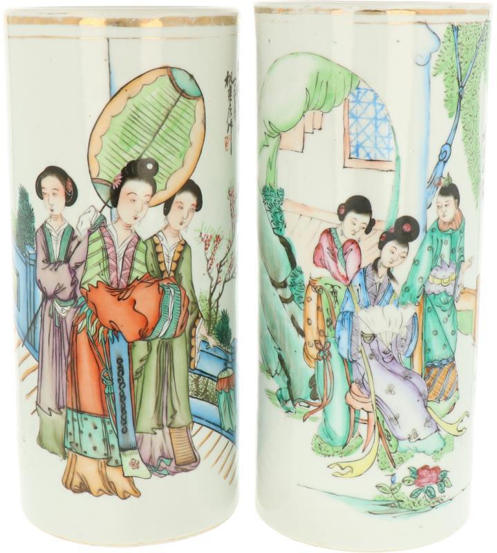 Een set van twee porseleinen brush potten met floraal decor van Chinese dames. China, 1e helft 20e eeuw.