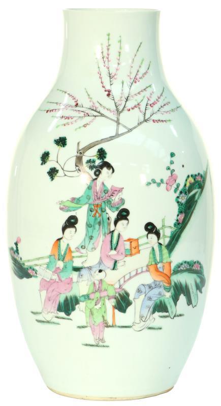 Een porseleinen vaas met Qiangjang Cai decor. China, begin 20e eeuw.