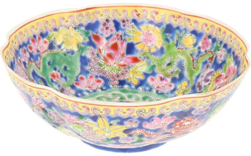 Een eierschaal porseleinen kom met floraal drakendecor, gemerkt  Jingdezhen Zhi. China, midden 20e eeuw.