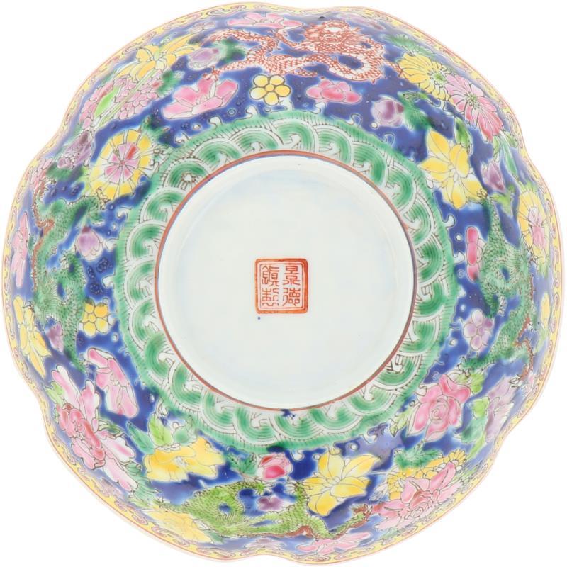 Een eierschaal porseleinen kom met floraal drakendecor, gemerkt  Jingdezhen Zhi. China, midden 20e eeuw.